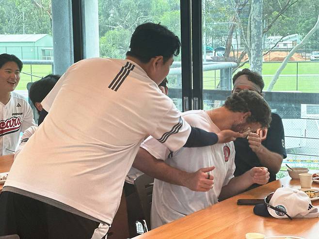 두산 베어스 새 외국인 투수 콜 어빈의 생일을 축하해주고 있는 두산 선수단. /사진=두산 베어스 제공