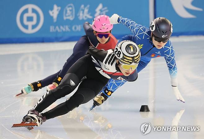 김길리의 여유 (하얼빈=연합뉴스) 박동주 기자 = 7일 중국 하얼빈 헤이룽장 빙상훈련센터 다목적홀에서 열린 쇼트트랙 여자 1,000ｍ 예선에서 한국 김길리가 질주하고 있다. 2025.2.7 pdj6635@yna.co.kr