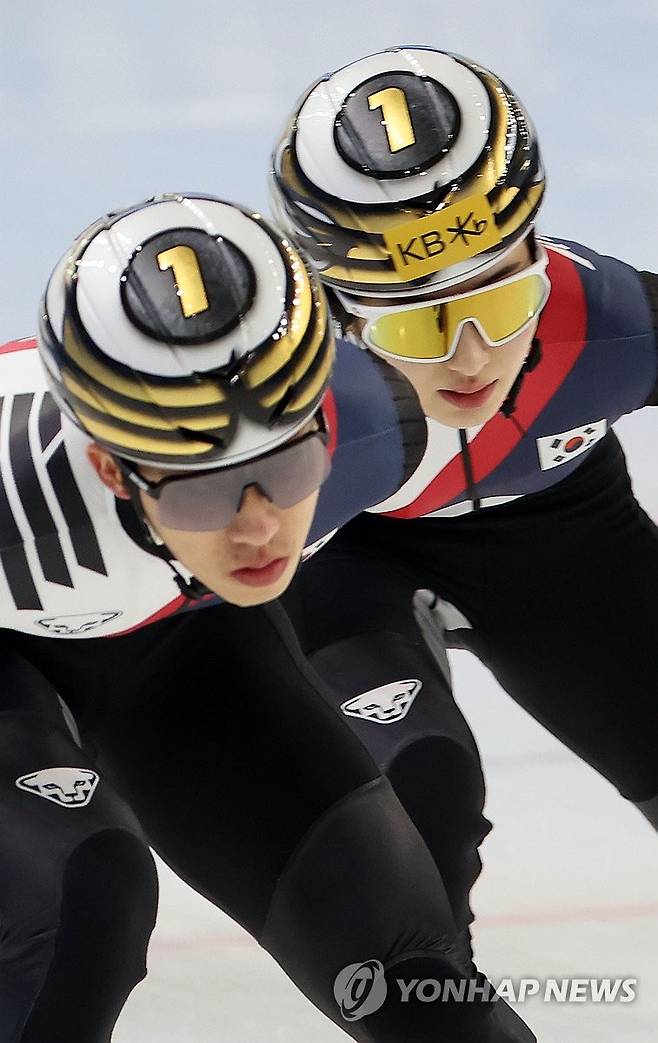 몸푸는 박지원-김길리 (하얼빈=연합뉴스) 박동주 기자 = 6일 한국 쇼트트랙 대표팀 박지원, 김길리가 중국 하얼빈 헤이룽장 빙상훈련센터 다목적홀에서 훈련하고 있다. 2025.2.6 pdj6635@yna.co.kr