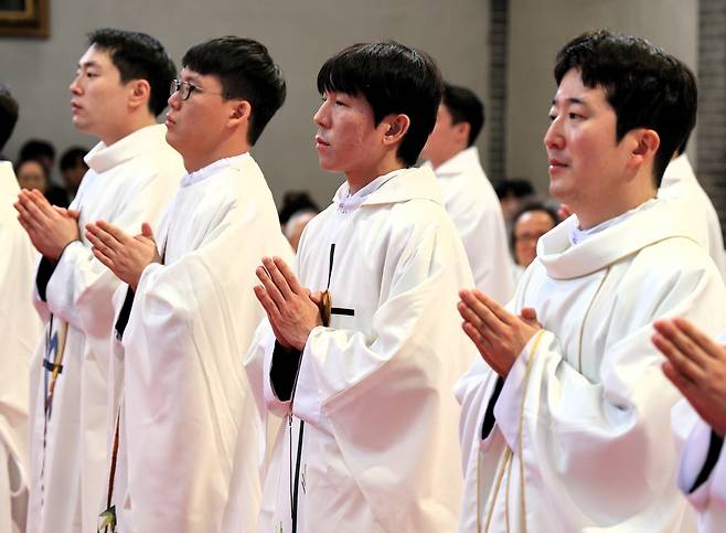 사제 서품식에 참석한 김동준 신부(오른쪽에서 두번째) [천주교 서울대교구 홍보위원회 제공. 재판매 및 DB 금지]