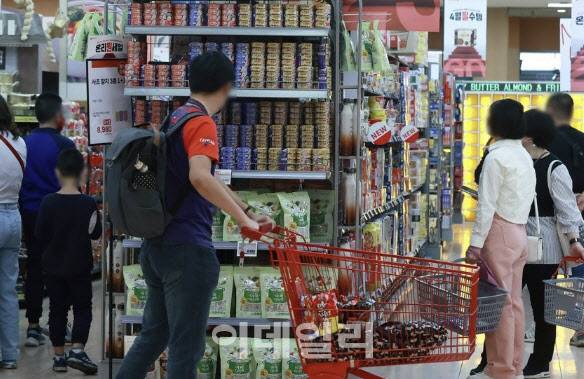 장을 보고 있는 한 소비자 (사진=연합뉴스)