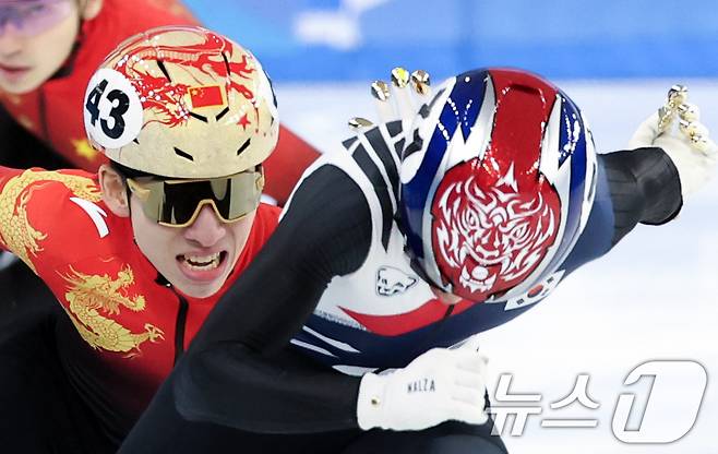 8일 중국 헤이룽장성 하얼빈 빙상훈련센터 다목적홀에서 열린 하얼빈 동계아시안게임 쇼트트랙 남자 1,500m 결승에서 박지원이 역주하고 있다. 왼쪽은 중국 대표팀 린샤오쥔(한국명 임효준). 2025.2.8/뉴스1 ⓒ News1 이승배 기자