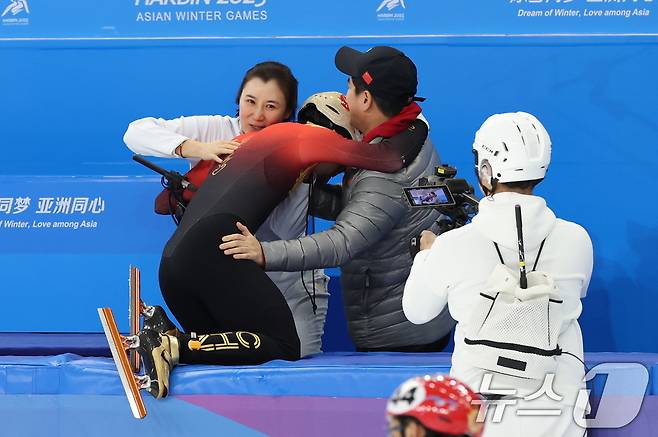 8일(현지시간) 중국 헤이룽장성 하얼빈 빙상훈련센터 다목적홀에서 열린 하얼빈 동계아시안게임 쇼트트랙 남자 500m 결승에서 금메달을 획득한 중국 대표팀 린샤오쥔(한국명 임효준)이 코치진과 기뻐하고 있다. 2025.2.8/뉴스1 ⓒ News1 이승배 기자