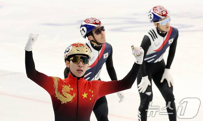 8일(현지시간) 중국 헤이룽장성 하얼빈 빙상훈련센터 다목적홀에서 열린 하얼빈 동계아시안게임 쇼트트랙 남자 500m 결승에서 우승한 린샤오쥔이 세리머니하고 있다. 2025.2.8/뉴스1 ⓒ News1 이승배 기자