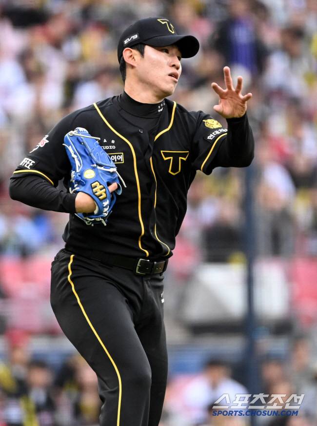 21일 광주KIA챔피언스필드에서 열린 NC와 KIA의 경기, 6회초 KIA 김사윤이 NC 김주원의 땅볼타구를 잡아 1루로 던지고 있다. 광주=허상욱 기자wook@sportschosun.com/2024.04.21/