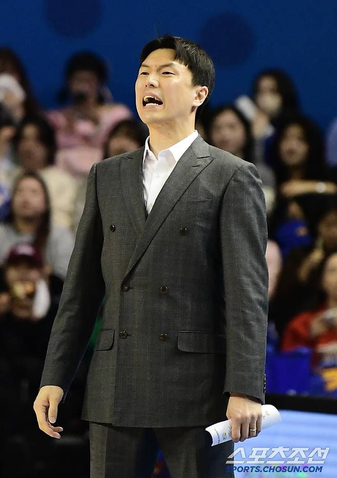 7일 잠실실내체육관에서 열린 프로농구 서울 삼성과 고양 소노의 경기. 작전을 전달하는 서울 삼성 김효범 감독. 잠실=송정헌 기자songs@sportschosun.com/2025.02.07/