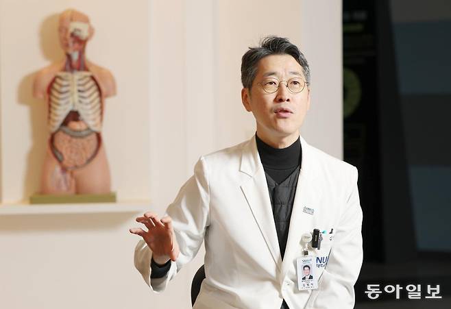4일 서울대병원에서 만난 종양내과 전문의 김범석 교수. 암으로 아버지를 잃은 유가족이자 암을 치료하는 의사로 20년째 일해온 그는 그간의 경험을 담은 책 ‘죽음은 직선이 아니다’를 최근 출간했다. 변영욱 기자 cut@donga.com