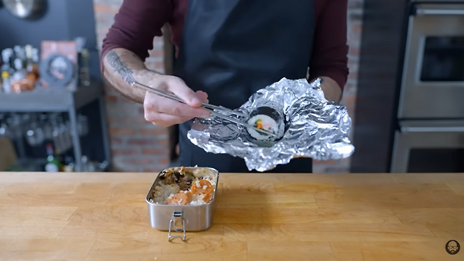 요리채널을 운영 중인 미국인 유튜버가 쇠젓가락으로 김밥을 먹는 모습. /사진=유튜브 BCU 채널