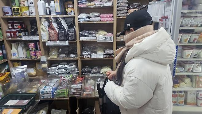 밸런타인데이를 앞두고 서울 중구 방산시장에서 소비자가 초콜릿 재료를 들여다보고 있다. 사진=노유정 기자