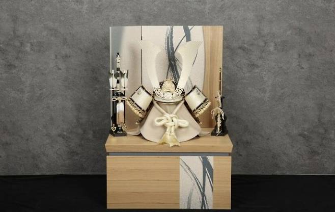 이시바 시게루 일본 총리가 7일(현지시간) 도널드 트럼프 미국 대통령과의 정상회담에서 '금빛 사무라이 투구'를 선물했다. 연합뉴스