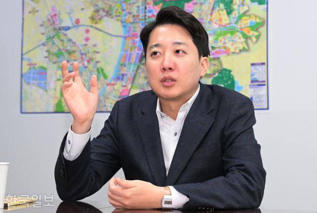 이준석 개혁신당 의원이 3일 국회 의원회관에서 본보와 인터뷰하고 있다. 고영권 기자