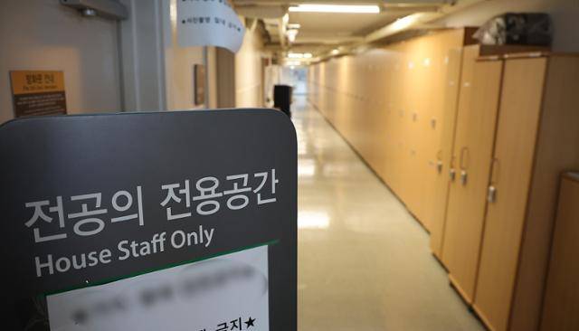 올해 상반기 전공의 추가 모집 시작을 하루 앞둔 9일 오후 서울 시내 한 대학 병원 내 전공의 전용 공간이 한산한 모습을 보이고 있다. 앞서 지난달 15~19일 사직 레지던트를 대상으로 상반기 전공의 모집을 진행했지만 지원율은 2.2%로 저조했다. 사직 인턴 지원 역시 미미했던 것으로 알려졌다. 뉴스1