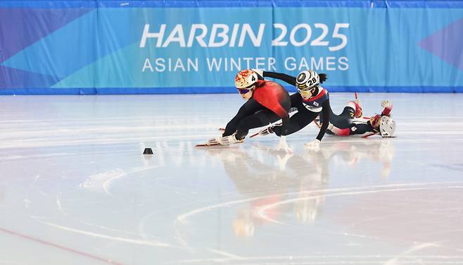 <yonhap photo-3028="">9일 중국 하얼빈 헤이룽장 빙상훈련센터 다목적홀에서 열린 하얼빈 동계아시안게임 쇼트트랙 여자 1000m 준준결승에서 김길리가 넘어지고 있다. [연합뉴스]</yonhap>