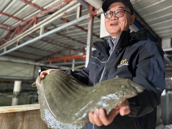 친환경 광어 양식장을 운영하는 이치헌 라온바다 대표가 직접 키운 광어를 들고 있다. 천권필 기자