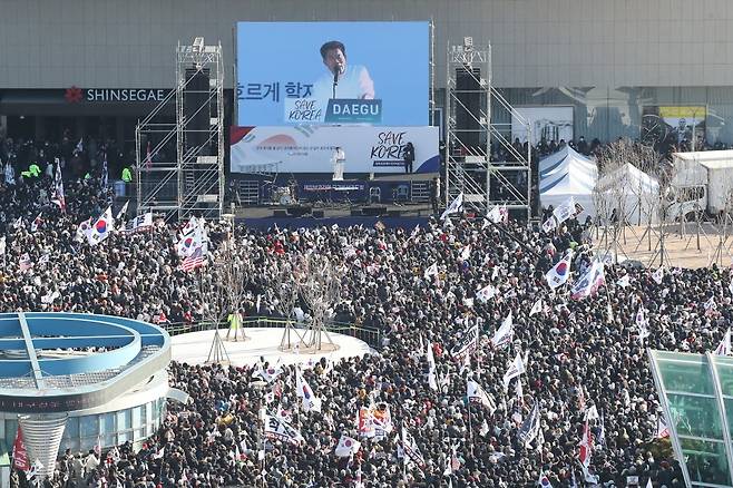 한국사 '일타강사' 전한길이 8일 오후 대구 동구 동대구역 광장에서 열린 '세이브코리아 국가비상기도회'를 찾아 연설하고 있다. / 사진=뉴스1