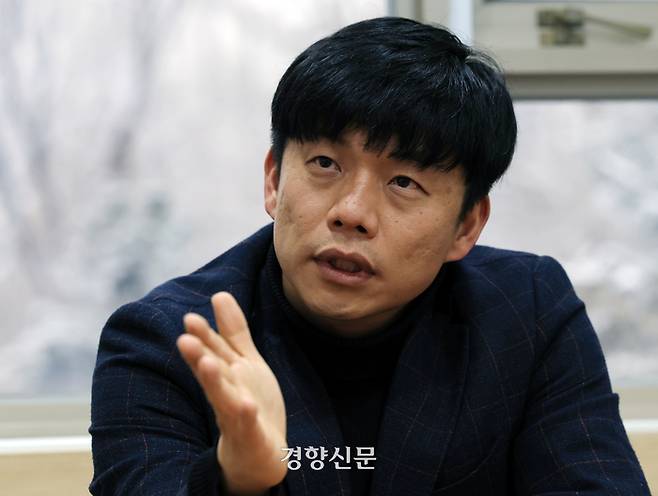 삼성전자 반도체 연구원 출신 인류학자인 박준영 산업인류학연구소장이 지난 6일 서울 동작구의 한 카페에서 반도체특별법과 관련해 인터뷰를 하고 있다. 서성일 선임기자