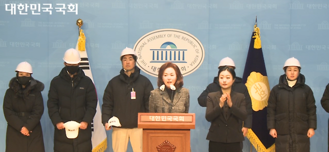 김민전 국민의힘 의원이 지난달 9일 국회 소통관에서 하얀 헬멧을 쓴 반공청년단의 출범 기자회견을 소개하고 있다. 국회 인터넷의사중계시스템 화면 캡처