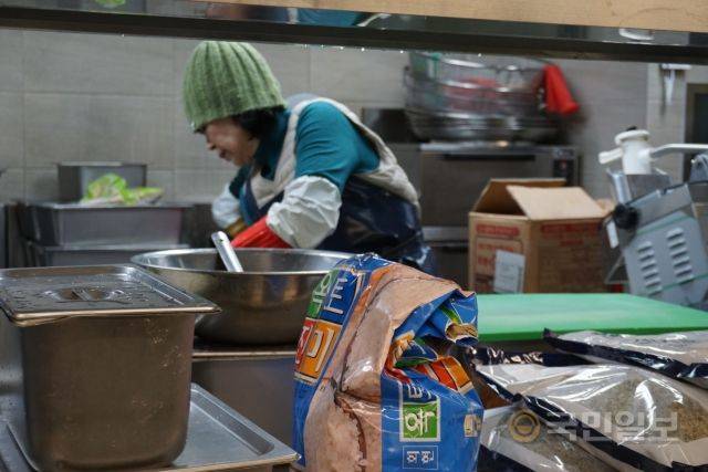 한 봉사자가 분주하게 음식을 준비하고 있다. 박주원 인턴기자