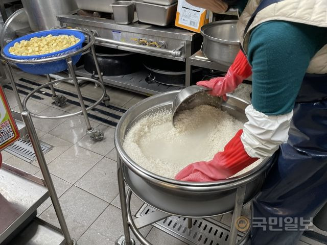 음식을 준비 중인 아침애만나 봉사자. 박상희 인턴기자