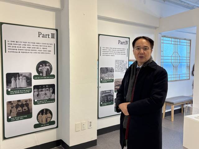 강경신 목사가 로제타홀기념관에서 홀 선교사의 업적을 설명하고 있다.