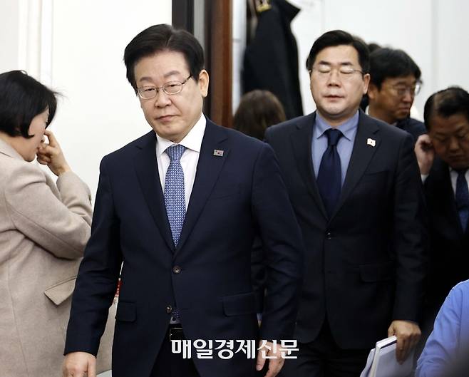 이재명 더불어민주당 대표가 지난 5일 국회에서 열린 최고위원회의에 참석하고 있다. 김호영기자