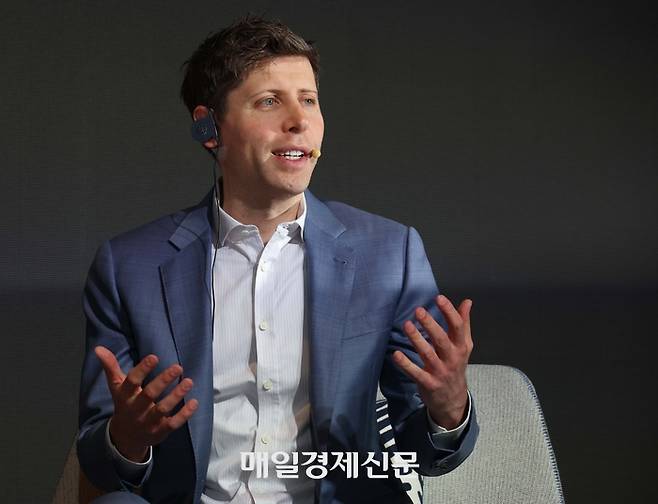샘 올트먼 오픈AI CEO가 지난 4일 서울 중구 더 플라자 호텔에서 열린 카카오와의 전략적 제휴 관련 기자간담회에서 정신아 카카오 대표와 대담하고 있다. [사진 = 한주형기자]