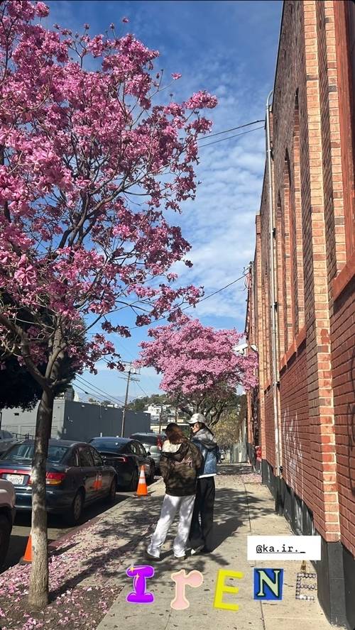 배우 김희선이 딸과 함께한 근황을 공개하며 세련된 모녀 패션을 선보였다. 사진=김희선 SNS