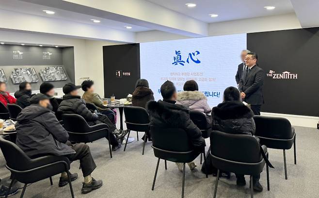 두산건설은 성남 은행주공 재건축 사업장에 하이엔드 브랜드 'The Zenith'를 적용, 지역 랜드마크로 짓겠다는 각오를 밝혔다. 사진은 이정환 두산건설 대표가 지난 6일 경기 성남 은행주공아파트 홍보관을 방문한 모습. /사진=두산건설 제공