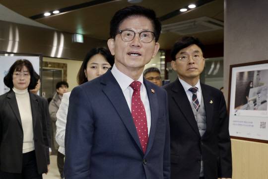 김문수 고용노동부 장관이 지난 6일 서울 중구 서울중장년내일센터를 방문해 간담회 전 시설을 둘러보고 있다. 뉴시스