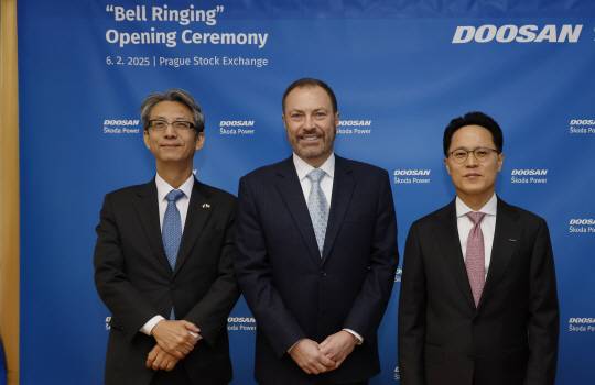 체코 증시 첫 상장한 두산스코다파워 6일(현지시간) 체코 프라하 증권거래소에서 열린 두산스코다파워 상장 기념식에서 주요 참석자들이 기념촬영을 하고 있다. 왼쪽부터 홍영기 주 체코 대사, 페트르 코블리츠 프라하 증권거래소 CEO, 박상현 두산에너빌리티 사장. 두산에너빌리티 제공.