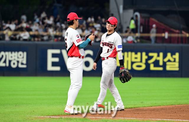 2024년 9월 24일 광주기아챔피언스필드에서 '2024 신한 SOL Bank KBO리그, 삼성 라이온즈와 KIA 타이거즈의 경기가 열렸다. 경기 전 KIA 박찬호가 40-40에 도전하는 김도영을 격려하고 있다./광주=유진형 기자 zolong@mydaily.co.kr