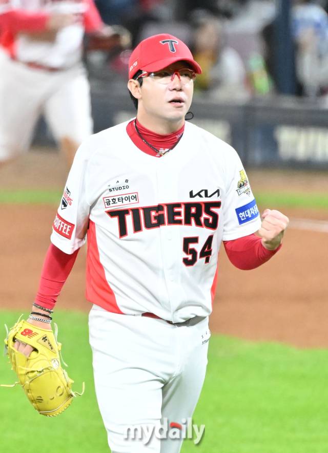 23일 오후 광주광역시 임동 광주기아챔피언스필드에서 진행된 '2024 프로야구 KBO리그 포스트시즌' 한국시리즈 2차전 KIA타이거즈와 삼성라이온즈와의 경기. 기아 양현종이 5회초를 무실점으로 막은 뒤 포효하고 있다./광주=송일섭 기자 andlyu@mydaily.co.kr