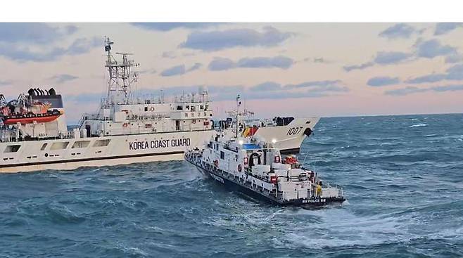 [여수=뉴시스] 박기웅 기자 = 9일 오전 1시41분께 전남 여수시 하백도 동쪽 약 17㎞ 해상에서 139t급 어선 22서경호의 침몰 추정 사고가 발생, 해경이 수색 작업을 벌이고 있다. (사진 = 여수해양경찰서 제공) 2025.02.09. photo@newsis.com *재판매 및 DB 금지