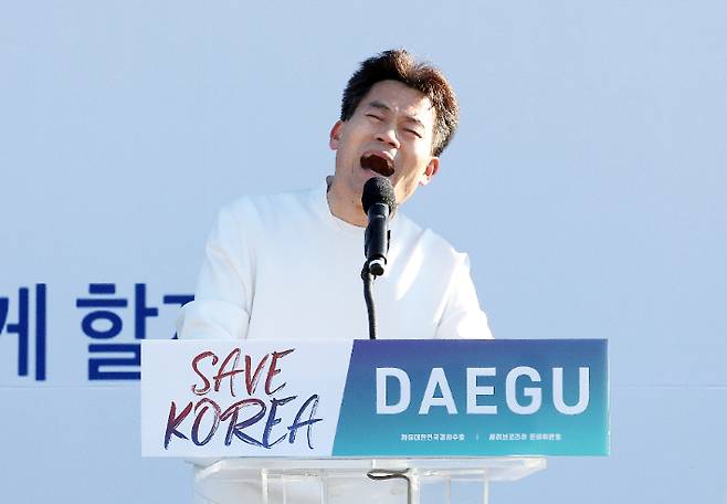 한국사 강사 전한길씨가 8일 오후 동대구역 광장에서 열린 세이브코리아 주최 국가비상기도회에서 발언하고 있다. 연합뉴스