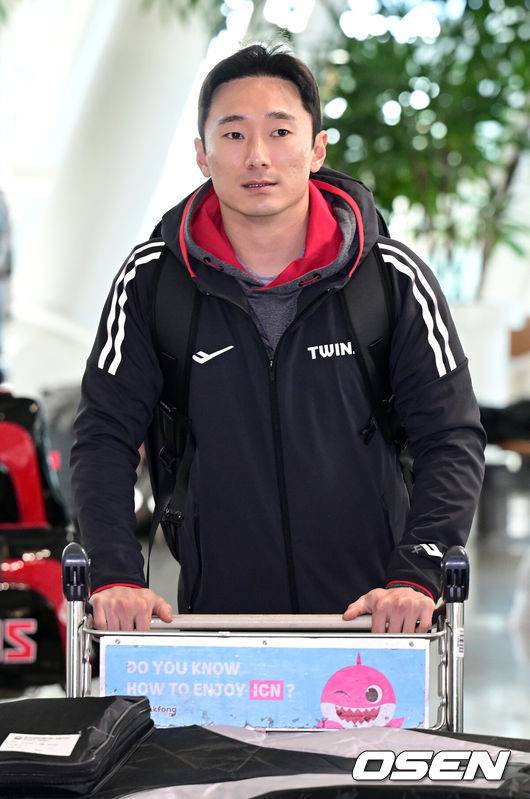 [OSEN=인천공항, 최규한 기자] 프로야구 LG 트윈스가 23일 오전 미국 애리조나에서 열리는 스프링캠프를 위해 인천공항을 통해 출국했다.2025 LG 애리조나 스프링캠프에는 염경엽 감독을 비롯한 코칭스태프 18명, 그리고 주장 박해민을 비롯한 선수 42명이 참가한다. 미국 스프링캠프를 마친 엘지는 오는 2월 24일 일본 오키나와에서 2차 스프링캠프를 펼칠 예정이다.LG 신민재가 출국장으로 향하고 있다. 2025.01.23 / dreamer@osen.co.kr