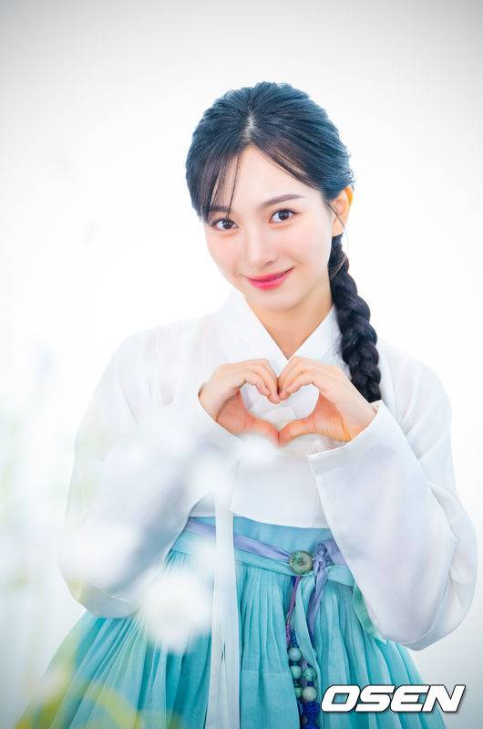 [OSEN=민경훈 기자] 배우 갈소원이 서울 마포구 합정동 OSEN 사옥에서 한복 인터뷰를 가졌다.2013년 개봉한 영화 ‘7번방의 선물’에서 이예승 역으로 주목을 받은 배우 갈소원은 드라마 ‘내 딸, 금사월’, ‘화려한 유혹’, ‘닥터스’, ‘푸른 바다의 전설’, ‘화유기’, ‘내일’, ‘클리닝 업’, ‘딜리버리맨’ 등에 출연했다. 최근에는 세븐틴 유닛 부석순의 신곡 ‘청바지’ 뮤직비디오에 출연해 화제를 모았다.배우 갈소원이 카메라 앞에서 포즈를 취하고 있다. 2025.01.27 / rumi@osen.co.kr