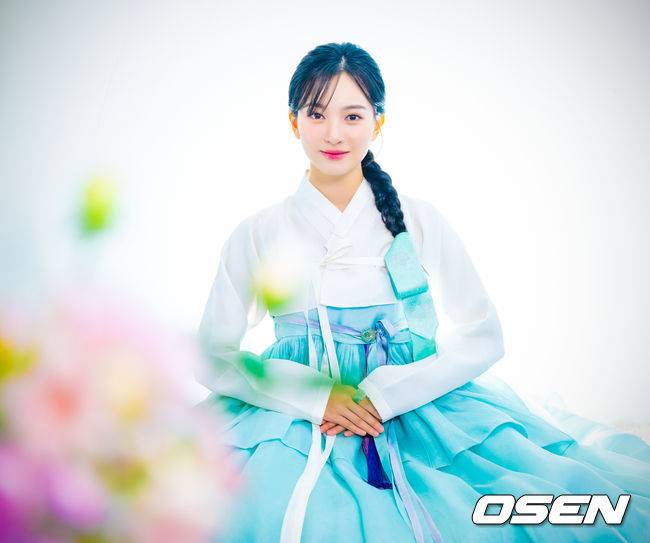 [OSEN=민경훈 기자] 배우 갈소원이 서울 마포구 합정동 OSEN 사옥에서 한복 인터뷰를 가졌다.2013년 개봉한 영화 ‘7번방의 선물’에서 이예승 역으로 주목을 받은 배우 갈소원은 드라마 ‘내 딸, 금사월’, ‘화려한 유혹’, ‘닥터스’, ‘푸른 바다의 전설’, ‘화유기’, ‘내일’, ‘클리닝 업’, ‘딜리버리맨’ 등에 출연했다. 최근에는 세븐틴 유닛 부석순의 신곡 ‘청바지’ 뮤직비디오에 출연해 화제를 모았다.배우 갈소원이 카메라 앞에서 포즈를 취하고 있다. 2025.01.27 / rumi@osen.co.kr