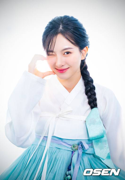 [OSEN=민경훈 기자] 배우 갈소원이 서울 마포구 합정동 OSEN 사옥에서 한복 인터뷰를 가졌다.2013년 개봉한 영화 ‘7번방의 선물’에서 이예승 역으로 주목을 받은 배우 갈소원은 드라마 ‘내 딸, 금사월’, ‘화려한 유혹’, ‘닥터스’, ‘푸른 바다의 전설’, ‘화유기’, ‘내일’, ‘클리닝 업’, ‘딜리버리맨’ 등에 출연했다. 최근에는 세븐틴 유닛 부석순의 신곡 ‘청바지’ 뮤직비디오에 출연해 화제를 모았다.배우 갈소원이 카메라 앞에서 포즈를 취하고 있다. 2025.01.27 / rumi@osen.co.kr