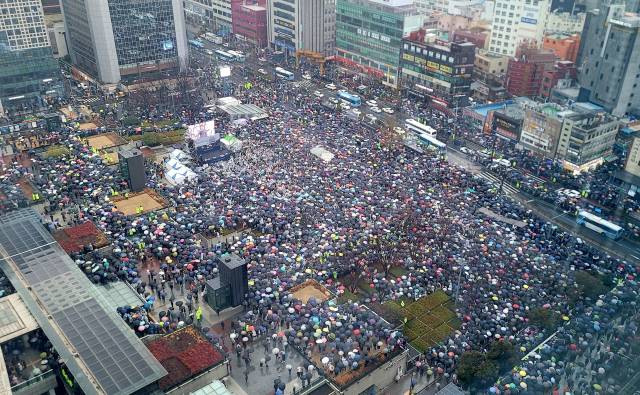 ▲1일 부산역광장에서 개신교 단체 세이브코리아가 국가비상기도회를 열고 윤석열 대통령 탄핵 반대와 석방을 촉구하고 있다. ⓒ연합뉴스