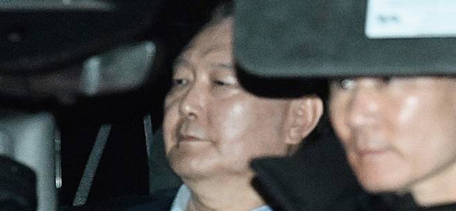 내란 우두머리 혐의로 체포된 윤 대통령이 1월15일 경기 과천시 공수처에서 조사를 마치고 서울구치소로 이동하고 있다. ⓒ연합뉴스