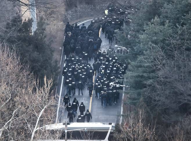 공수처와 경찰이 윤석열 대통령에 대한 2차 체포영장 집행에 나선 1월15일 용산구 한남동 대통령 관저에 경찰 병력이 진입하고 있다. ⓒ시사저널 최준필