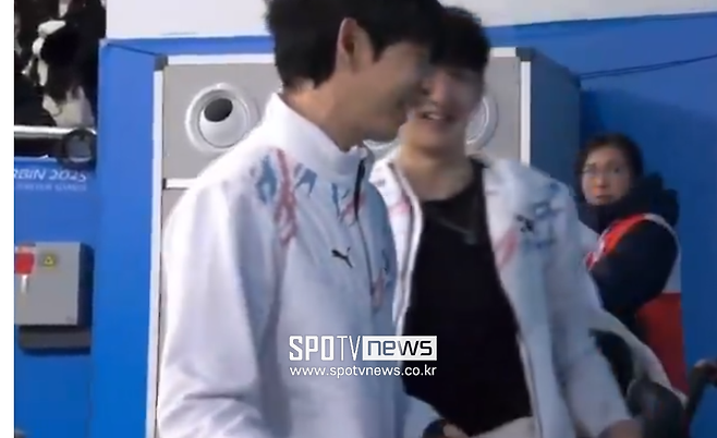 ▲ 이정수와 박장혁이 '2025 하얼빈 동계 아시안게임' 쇼트트랙 남자 5000m 계주 경기 후 리플레이를 확인하고 있다. 한국은 1위를 지키다 중국 린샤오쥔(임효준)과 충돌로 노 메달에 그쳤다. 두 번째로 결승선을 통과했으나 박지원이 '암 블록' 페널티를 받았다. ⓒ SPOTV 중계화면 캡처