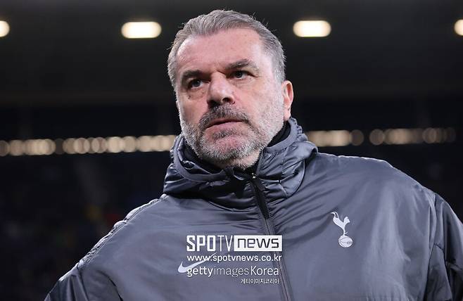 ▲ 영국 매체 ‘텔레그래프’의 맷 로 기자는 “영국 축구계의 멍청이들은 엔제 포스테코글루 감독을 때리기 위해 줄을 서 있다. 부상으로 타격을 입은 포스테코글루 감독은 다른 잉글랜드 감독들과 달리 같은 여유를 얻지 못했다. 포스테코글루 감독은 바보들의 가장 큰 표적이라”라며 포스테코글루 감독을 감쌌다.