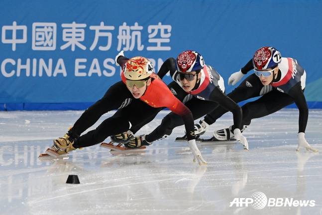 중국의 린샤오쥔(맨 왼쪽)이 8일 중국 헤이룽장성 하얼빈 빙상훈련센터에서 열린 '2025 하얼빈 동계아시안게임 쇼트트랙 남자 500m에서 선두로 나서고 있다. /AFPBBNews=뉴스1