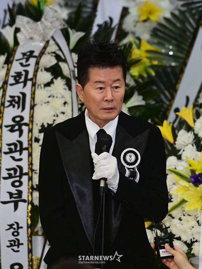 가수 태진아가 9일 오전 서울 종로구 서울대학교병원 장례식장에서 엄수된 '국민 트로트 가수' 故송대관의 발인제에서 추도사를 하고 있다. /2025.02.09 /사진=이동훈 photoguy@