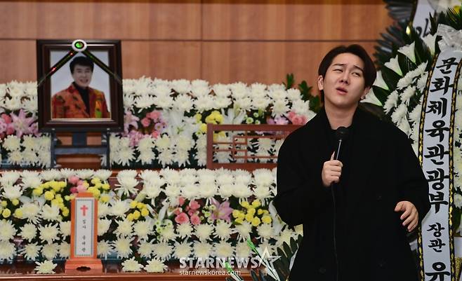 가수 김수찬이 9일 오전 서울 종로구 서울대학교병원 장례식장에서 엄수된 '국민 트로트 가수' 故송대관의 발인제에서 고인의 성대모사를 하고 있다. /2025.02.09 /사진=이동훈 photoguy@