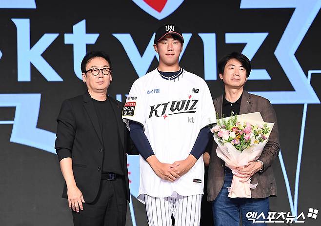 11일 오후 서울 신천동 롯데호텔 월드에서 열린 '2025 KBO 신인 드래프트'에 참석한 서울고 김동현이 1라운드 9순위로 KT에 지명된 뒤 나도현 단장 및 아버지와 기념 촬영을 하고 있다. 엑스포츠뉴스DB