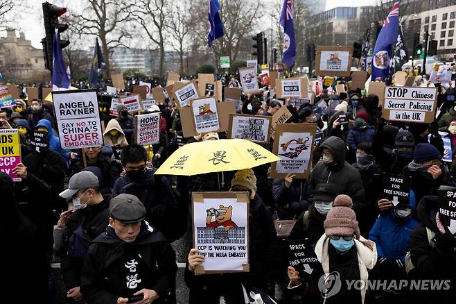 주영 중국 대사관 신축 반대 시위 [로이터 연합뉴스]