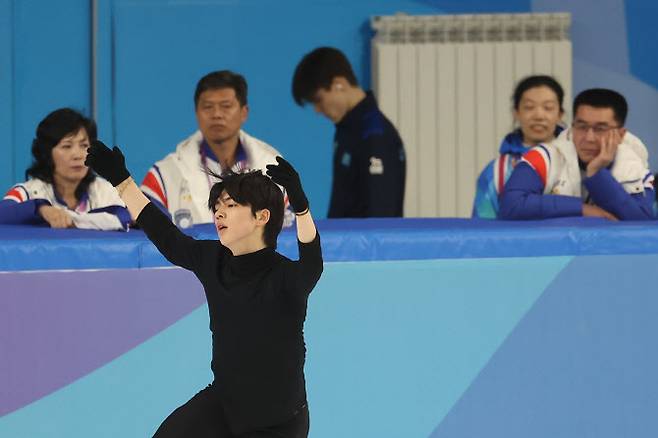 훈련하는 차준환 지켜보는 북한 피겨 관계자들(사진=연합뉴스)