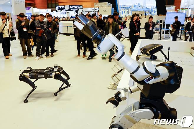 지난해 4월 서울 강남구 코엑스에서 열린 아시아 대표 스마트공장∙자동화산업전(Smart Factory+Automation World 2024)을 찾은 관람객들이 레인보우 로보틱스 부스를 둘러보고 있다.. 2024.3.27/뉴스1 ⓒ News1 안은나 기자